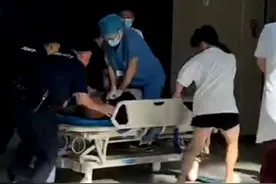护士跑步跳上担架车争分夺秒抢救 网友：那纵身一跃是与“死神”抢生命图片