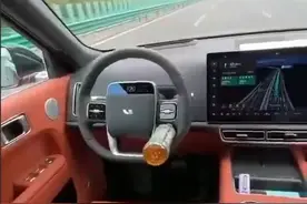 高速公路坐副驾看视频，理想车主炫“无人”驾驶惹争议图片