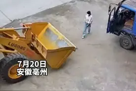 拉粮货车忘记拉手刹突然溜车冲向马路，路过女子飞身跳上车踩住刹车，女子:我也不知道当时哪里来的勇气图片
