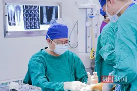 女子右踝扭伤疼痛多年，骨伤科“移花接木”巧解难题图片