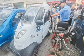 交警讲解违规电动三四轮车危害，转弯时速超10公里就容易翻车图片