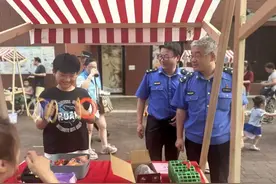 小朋友想“练摊儿”，城管叔叔还“帮忙找地方”，原来是……图片