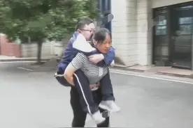母亲坚持背患病儿子上下学9年，孩子高考被湖南师大录取，母亲：我很开心图片