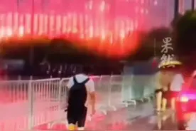 上海漫展场外一男子突然倒地，身穿二次元cos服的医生小姐姐在暴雨中跪地救人图片