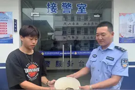 休宁县警民联合放生国家一级保护动物鹰嘴龟图片