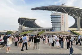 演出市场带火流动商贩图片