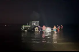 男孩夜间在烟台海边游玩漂入海中,漂浮40分钟后成功获救图片