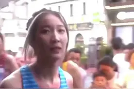 2023年全国田径锦标赛女子跳高比赛，山东姑娘张瑞琦斩获金牌。网友：明明可以靠颜值却要拼实力。图片