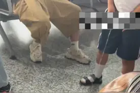 男孩在上海火车站候车大厅随地小便？工作人员：如遇此事将劝阻图片