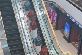 大妈霸占电梯摆拍：丑陋的做派拍不出“美美的自己”图片