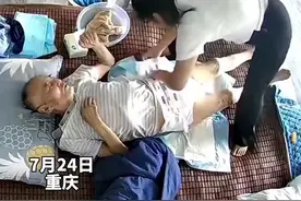 女大学生照顾瘫痪在床的父亲，女儿:虽然有些时候会尴尬但不想留下遗憾图片