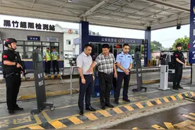 区委副书记、区长周万友督导检查治安卡点执勤工作图片