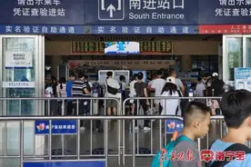 儿童乘车新规实施后，家长扎堆来窗口开证明，铁警：乘车身份证明不限于身份证图片