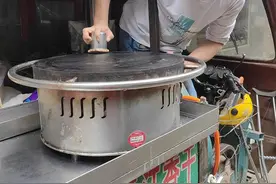 “拐杖煎饼哥”走红后续 ｜获天天正能量奖，他想为父母修好破损的大门图片