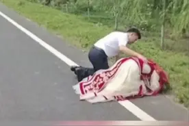 女子出嫁，婚车路过父亲埋葬的地方时下车跪了许久，新郎一直陪同，令人动容图片