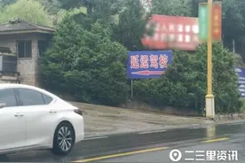 女子称教练教学不规范让其坐怀里练车，延运驾校：涉事教练停职图片