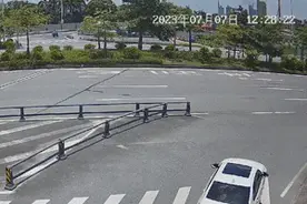 男子边开车边打电话跟老婆吵架，车瞬间报废……图片