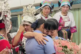 新老传承交接热泪相拥 湘西公益慢火车“春梅服务队”开启新征程图片