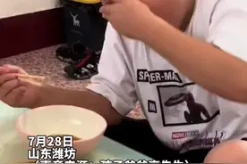 男孩跟爸爸吃一个月外卖，回到老家吃到奶奶包的饺子被香哭，“饭还是家里的香啊”图片