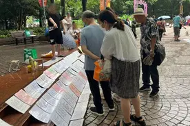 人民公园现“地摊红娘”：每月100元就能在相亲角拥有姓名，靠谱吗？图片