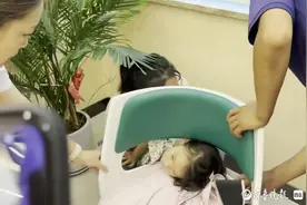 萌娃太调皮头卡椅子里，黄岛消防上门解救图片