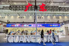 最后一天！社长总编辑带你逛书博会：直播间成标配，精装图书受青睐图片