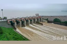 石家庄黄壁庄水库加大流量泄洪图片