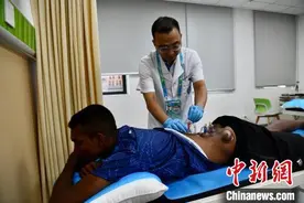（巴蜀韵 中国风）外国运动员大运村“中医奇遇”：拔罐太神奇了图片