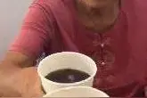 拍客｜店主让老奶奶门口摆摊被回赠蔬菜 相处半年后成忘年交图片