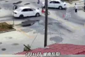 驾校学员错把油门当刹车，一众教练连喊刹车也不好使，所幸无人员伤亡。图片