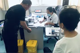 19岁少年因罕见病“失明”，在青接受角膜移植重见光明图片