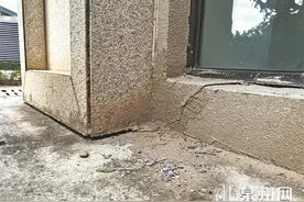 晋江市紫茂城青峰苑墙体出现裂缝 疑与挖坑有关位图片