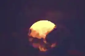 8月1日晚飞机掠过超级月亮的浪漫瞬间（The romantic moment when a plane flew past the supermoon on the night of August 1）图片