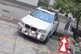 司机倒车变“碰碰车”，前后连撞3次才停下，网友：这阿姨走来走去，看得我一身冷汗图片