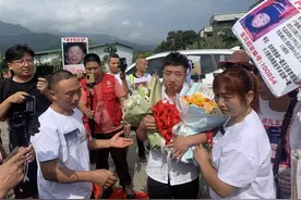 极目寻亲｜男子凭一张“假”字据找到生父母，失散26年的家人办满月宴迎他回家图片