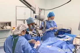 双眼几近失明，青岛眼科医院助湖北小伙明确怪疾，手术复明图片