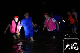 直击涿州抗洪抢险｜安徽凤阳蓝天救援队员奋战超12小时，转移数百人图片