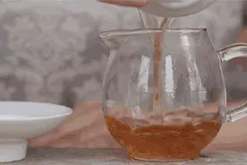 夏天喝杯热茶更解暑图片