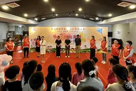 “花儿朵朵向太阳”少儿艺术节美术书画作品开展图片