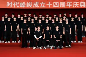 时代峰峻晒四代同框合照，TFBOYS坐前排C位图片