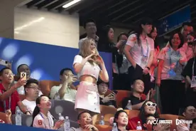 谷爱凌现场比心！韩旭领衔中国队第三次夺得大运会女篮冠军图片