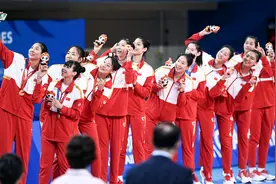 成都大运会丨中国队3:0战胜日本队夺得大运会女排冠军图片