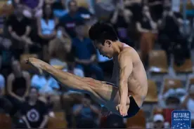 跳水世界杯：杨昊男子10米台夺冠图片