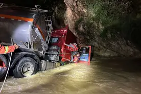 惊险！临沧一油罐车坠入河道，河水不断上涨……图片