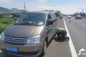 面包车爆胎停快车道！临沂巡逻交警及时消除隐患图片