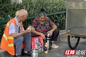 炙热夏日里，环卫工人的一份极简午餐图片