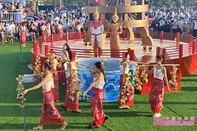 青岛明月·山海间首届泼水节开启特色消暑之旅图片