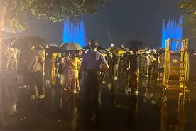 杭州暴雨中的动人背影：西湖音乐喷泉边的这个人为什么不打伞？图片