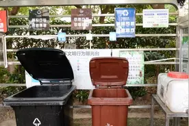 垃圾桶盖可自动开关？上海一小区的垃圾桶装上了智能感应开关图片
