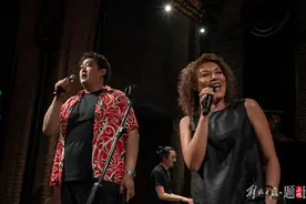 穿上花衬衫，摇起小扇子，两位美声大师沉醉夏日爵士风图片